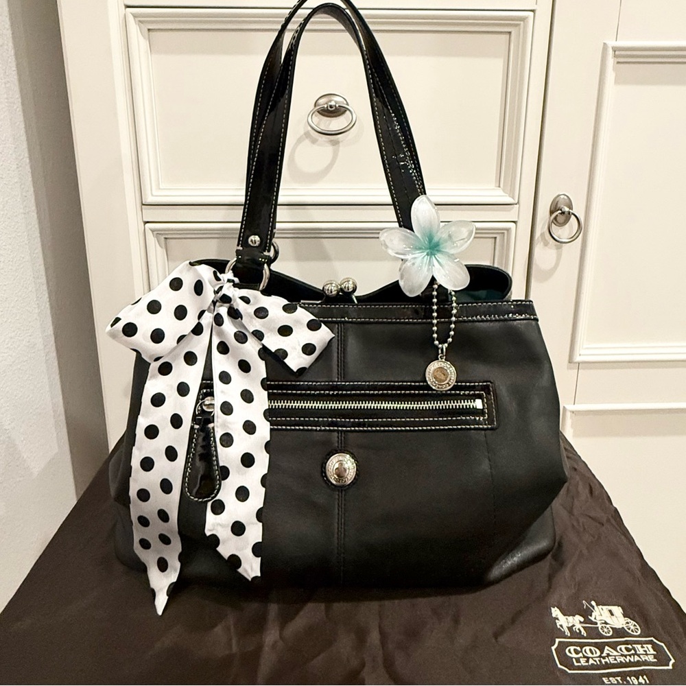 🖤 SOLD - Coach Laura Kiss Lock Frame Black Leather Shoulder Bag